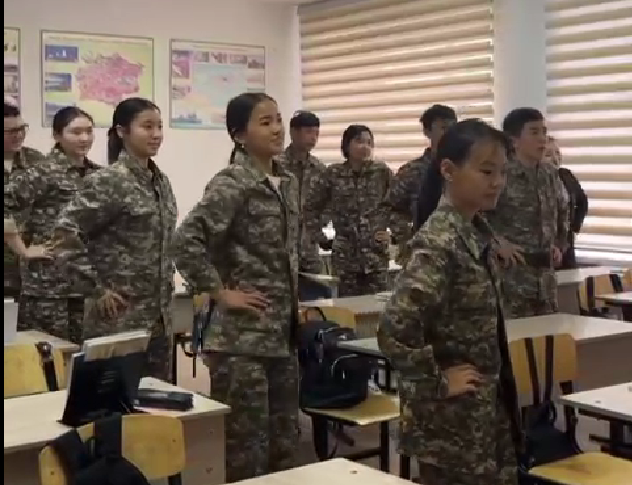 10 "Ә" сынып оқушылары 3 минуттық дене шынықтыру таңғы жаттығуын ұйымдастыру